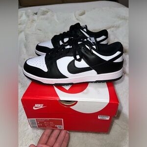 NWT Nike women panda dunks size 8